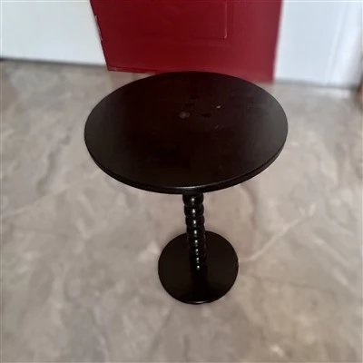 কাঠের কালো বৃত্তাকার টেবিল