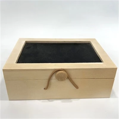 একটি ব্ল্যাকবোর্ড সহ কাঠের সংরক্ষণ বাক্স